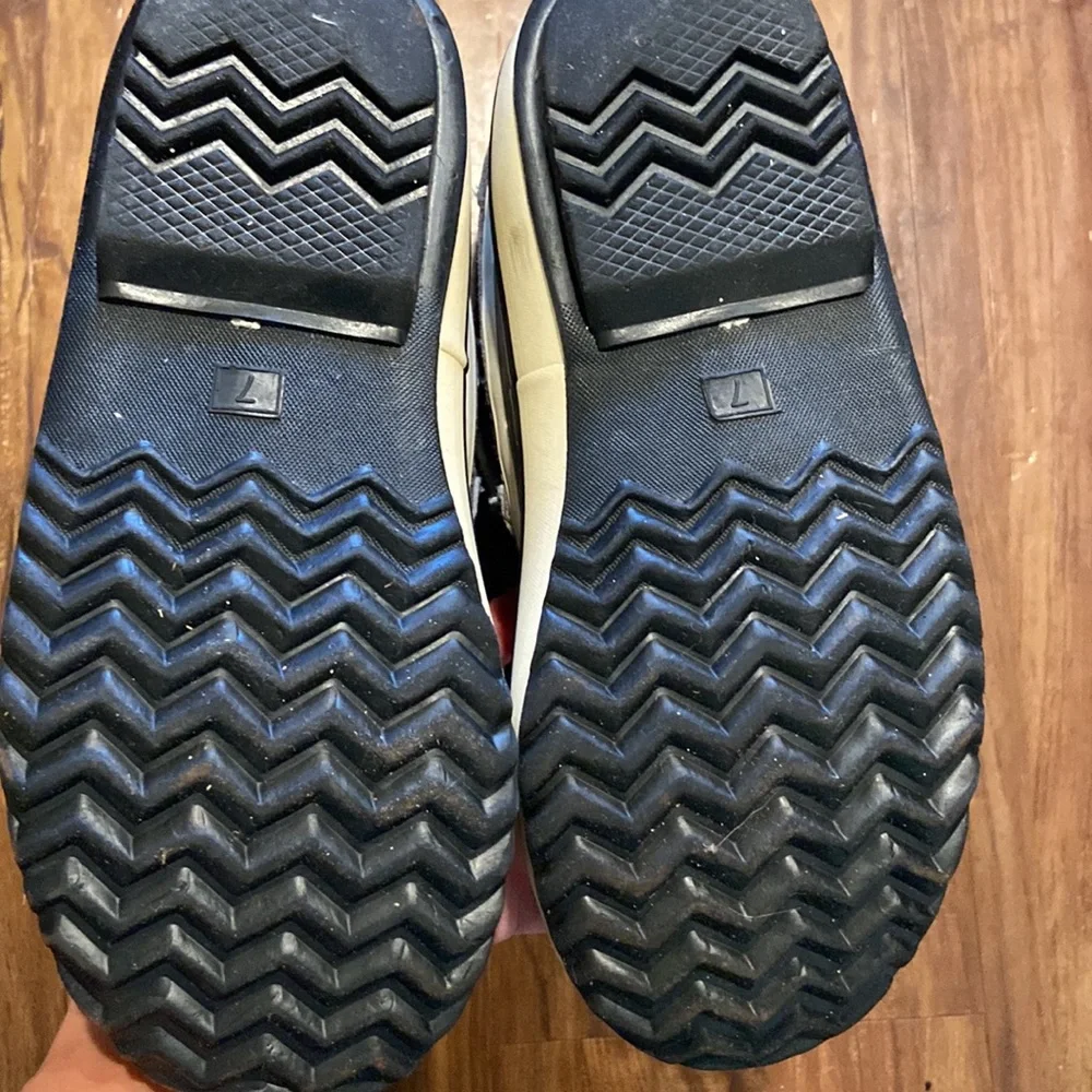 Outbound ladies size 7 boots - Picture 3 of 5